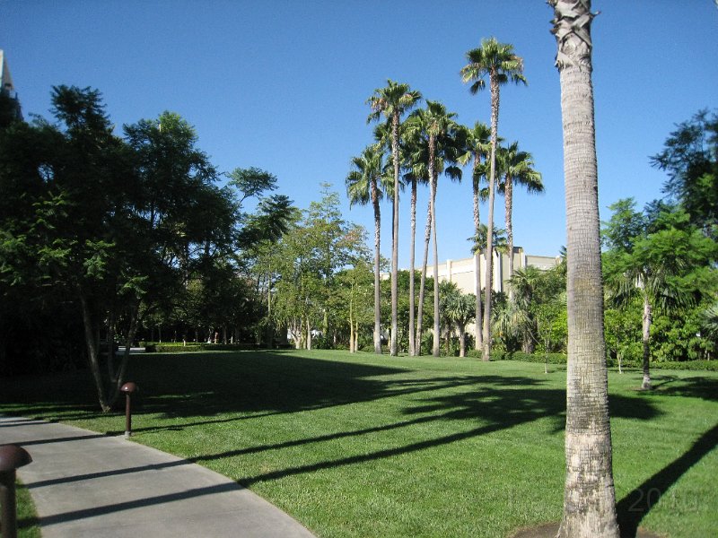 Disneyland 2010 HM Expo 0215.JPG - Well manicured lawns.